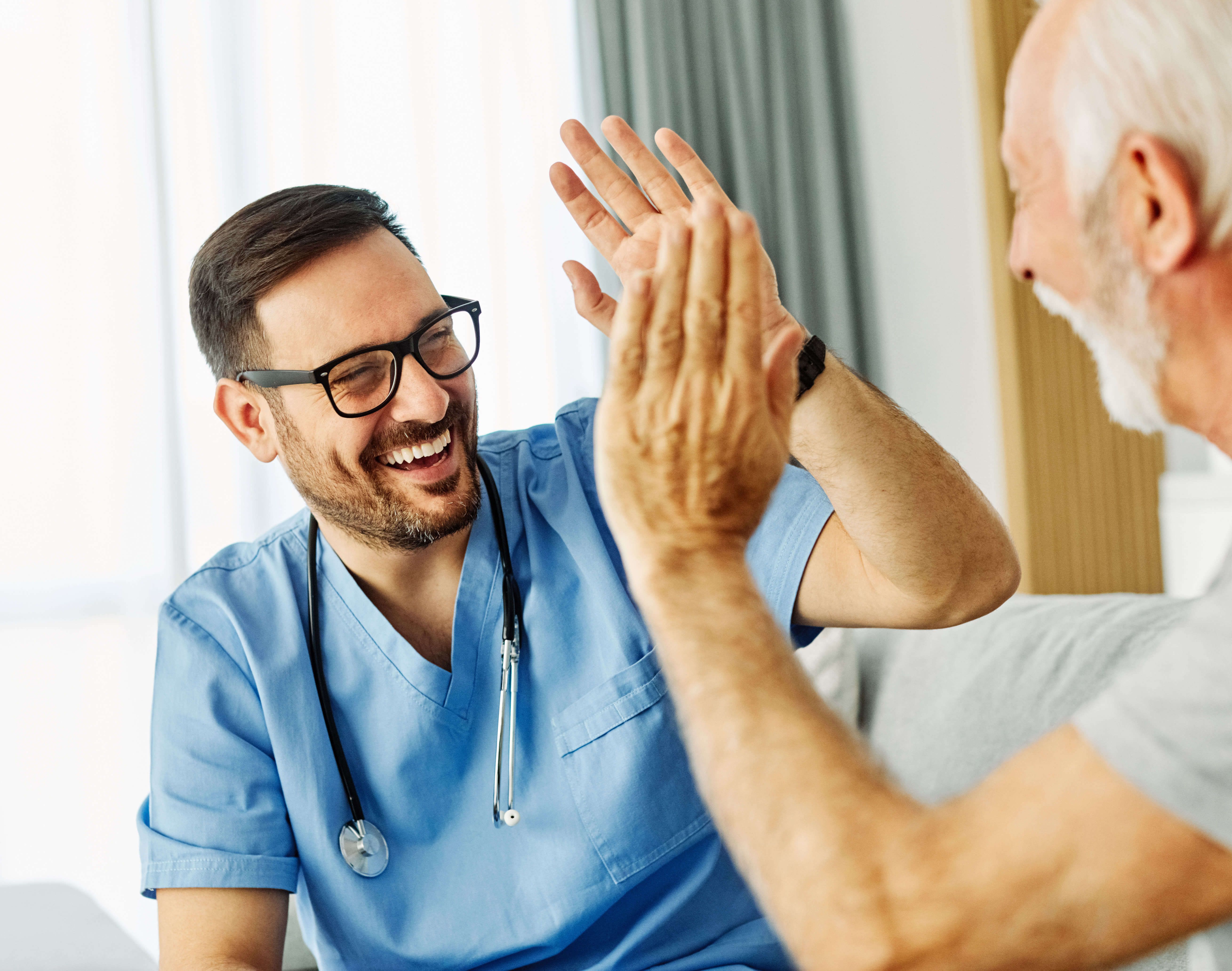 Lächelnde Pflegefachfrau in Klinikflur mit Klemmbrett in der Hand